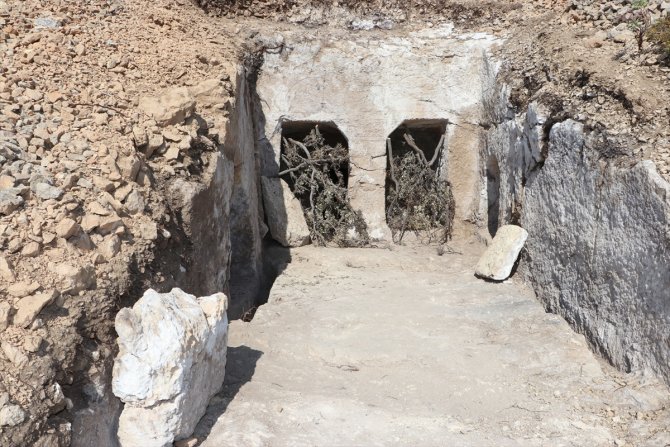 Sbide Antik Kenti'ndeki kaya mezarında tahta tabut bulundu