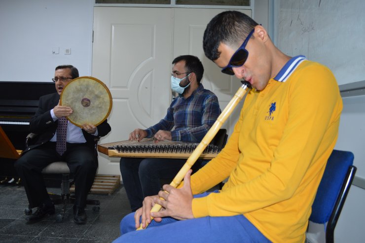 Görme engelli üniversiteli, 15 enstrüman çalıyor