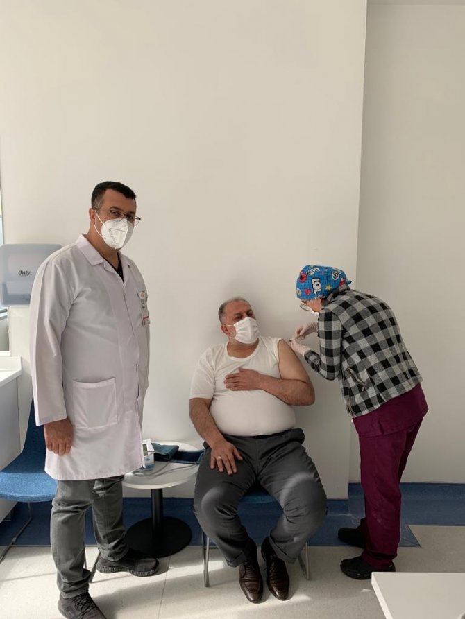 Milletvekili Gülaçar, Turkovac aşısı için gönüllü oldu