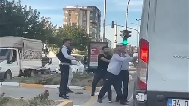 Otobüs şoförü, yol verme tartışmasında minibüsün önünü kesip sopayla saldırdı