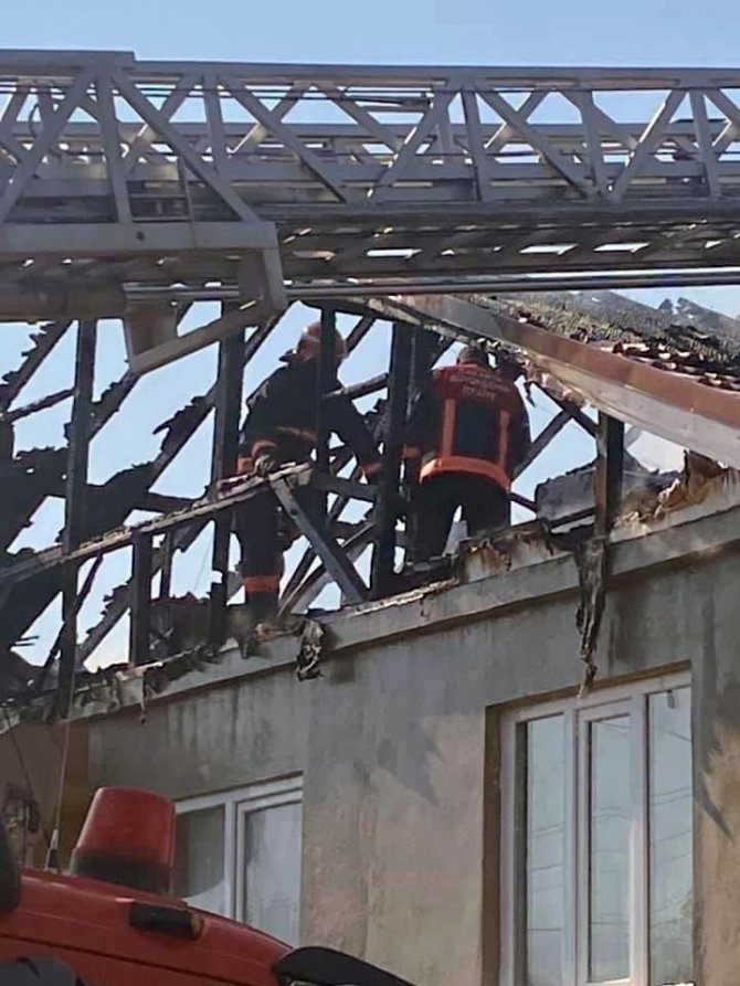 2 katlı evin çatısı alevlere teslim oldu