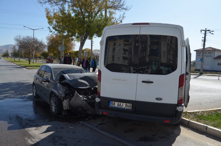 Öğrenci taşıyan minibüs ile otomobil çarpıştı: 10 yaralı