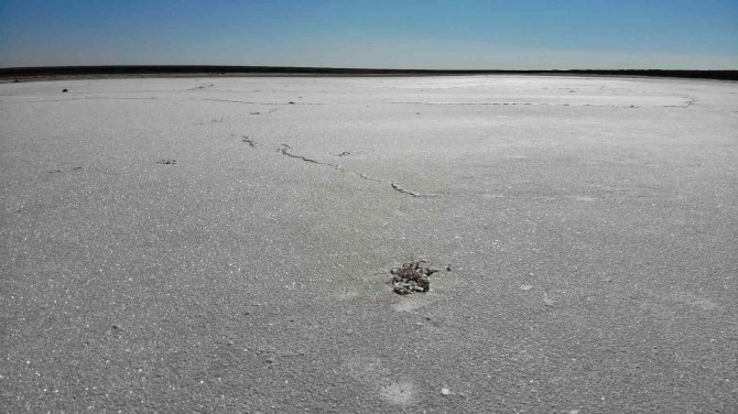 Tuz Gölü küçülmeye devam ediyor