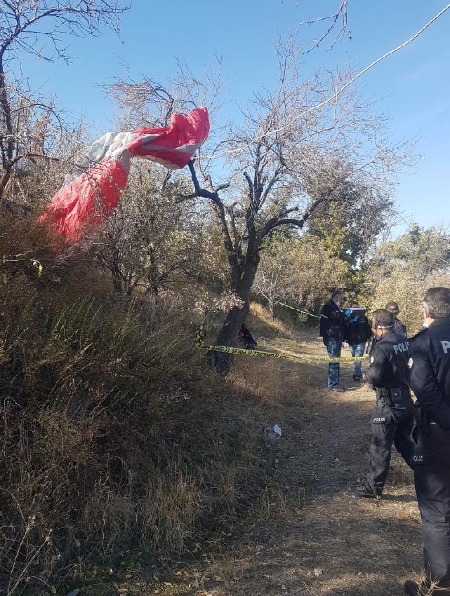 Yamaç paraşütüyle ağaç ve duvara çarpan Hilal, ağır yaralandı