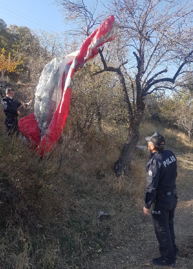 Yamaç paraşütüyle ağaç ve duvara çarpan Hilal, ağır yaralandı