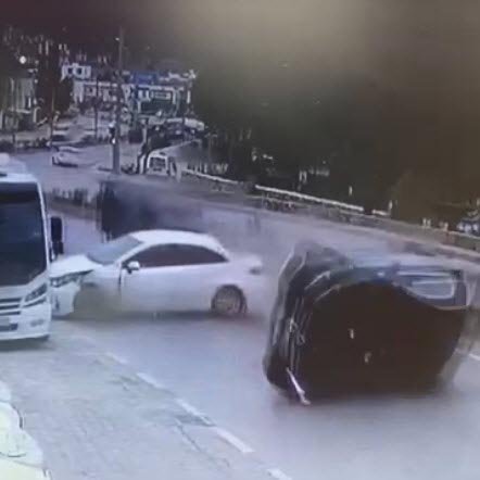 Bodrum'da 2 otomobil ve 1 minibüsün karıştığı kaza kamerada