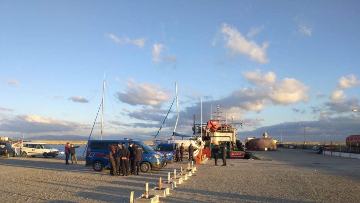 Marmara Denizi'nde karaya oturan römorköre yardıma giden bot alabora oldu: 1 ölü, 1 kayıp