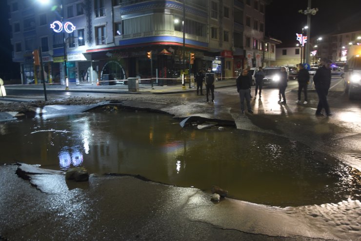 Sivas'ta şebeke suyu patladı, cadde molozlarla kaplandı