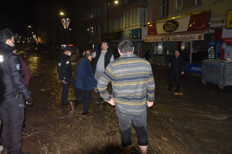 Sivas'ta şebeke suyu patladı, cadde molozlarla kaplandı