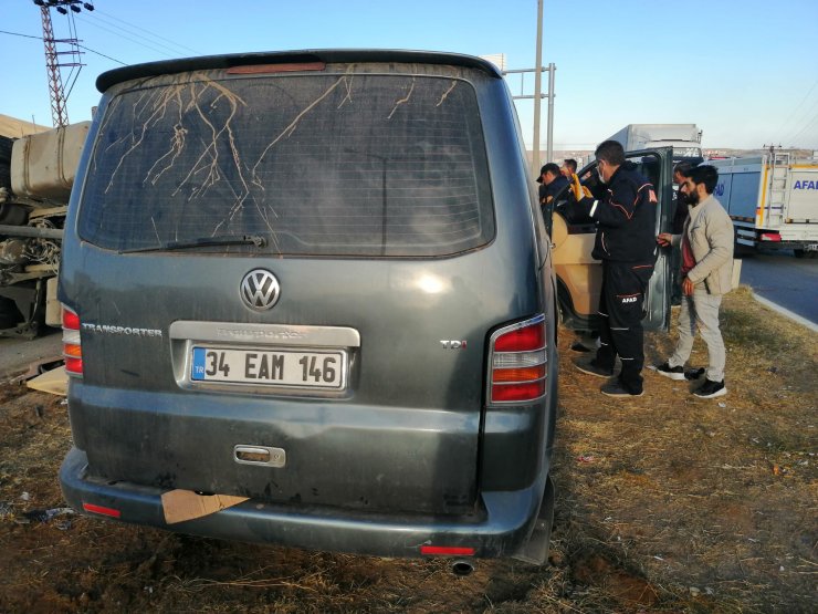 Bitlis'te,TIR kırmızı ışıkta bekleyen kamyonete çarptı: 2 ölü, 3 yaralı