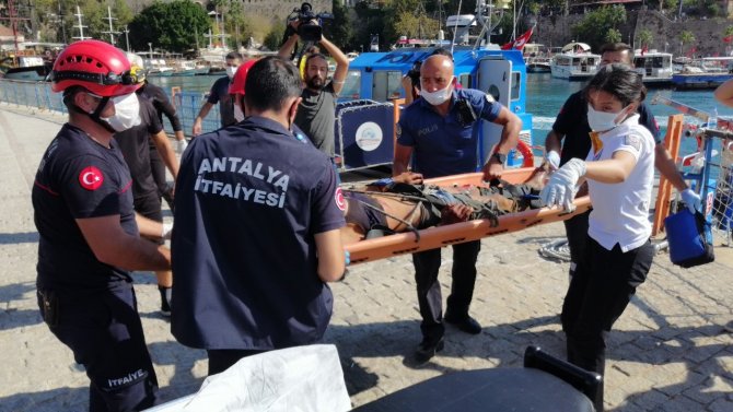 Falezlerden düşen kişiye, denizden botlu kurtarma