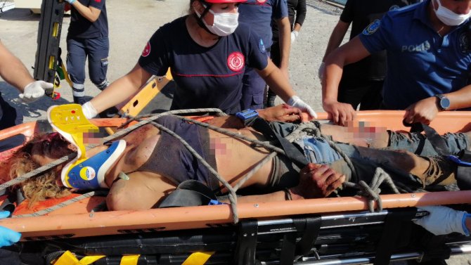 Falezlerden düşen kişiye, denizden botlu kurtarma