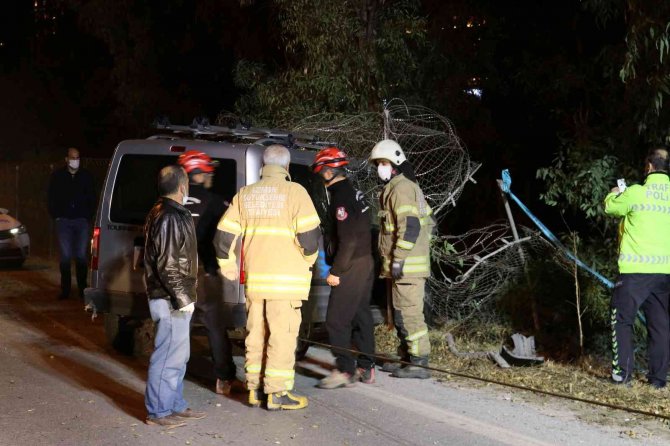 İzmir’de kontrolden çıkan otomobil ağaca çarptı: 1 ölü, 2 yaralı