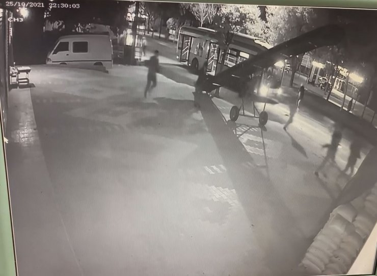 Konya'da otobüs yolcusu, maske takmadığı için kendisini uyaran kişiyi silahla vurdu!