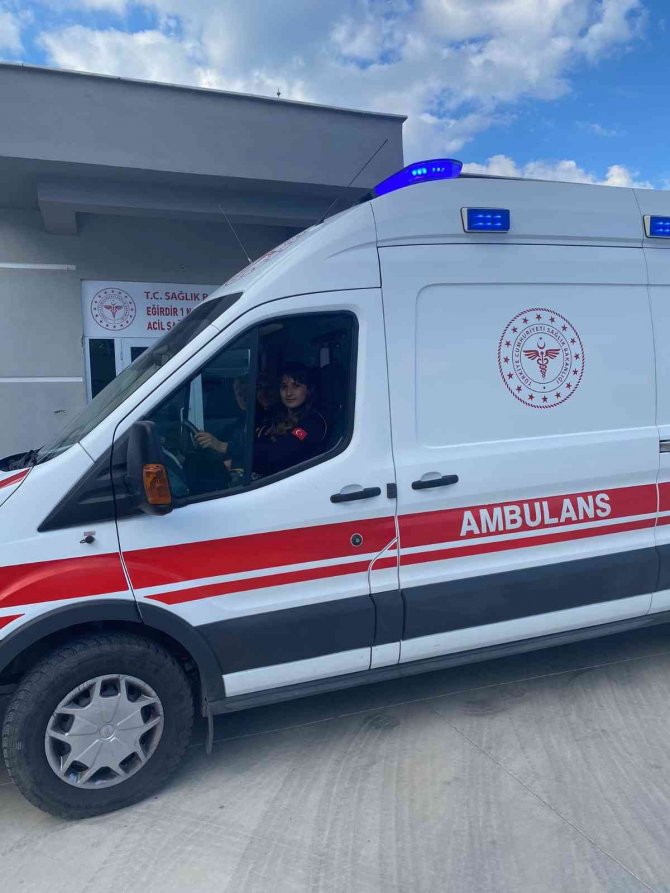 Ambulans şoförü Tuğba Bolat zamanla yarışıyor, hayat kurtarıyor