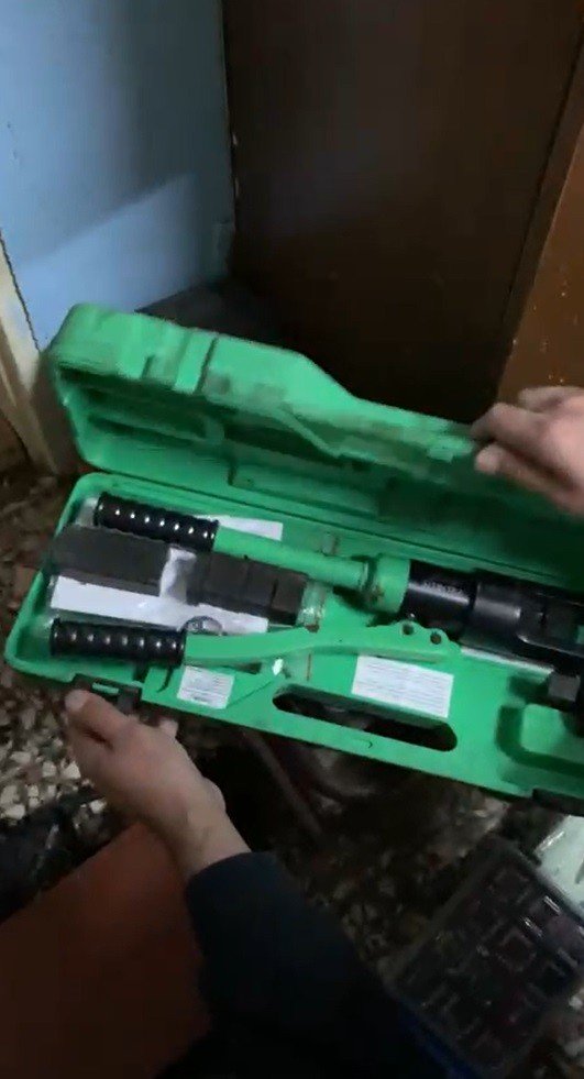Evlerini silah atölyesine çeviren baba ve oğluna baskın