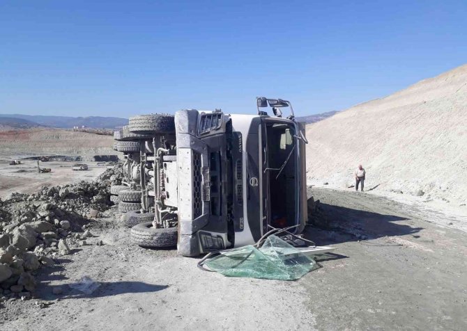 Hafriyat kamyonu devrildi: 1 ölü