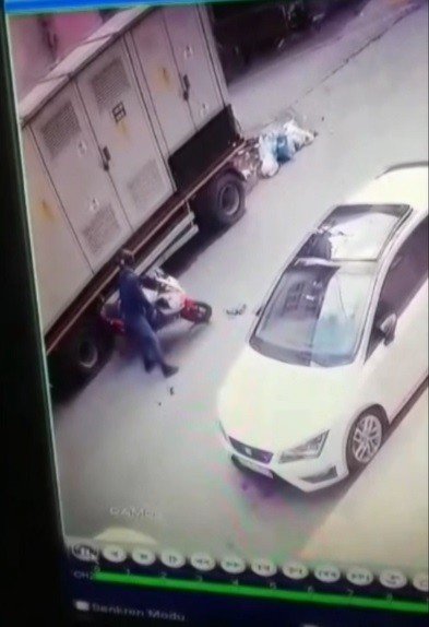 İnsanlık ölmüş dedirten motosiklet kazası kamerada