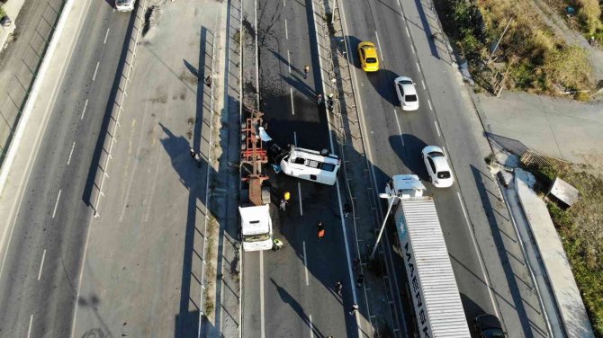 İşçi servisi park halindeki tıra çarpıp devrildi: 8 yaralı