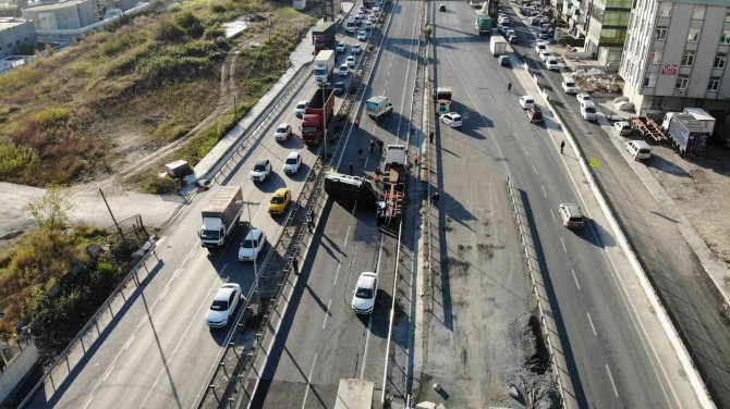 İşçi servisi park halindeki tıra çarpıp devrildi: 8 yaralı