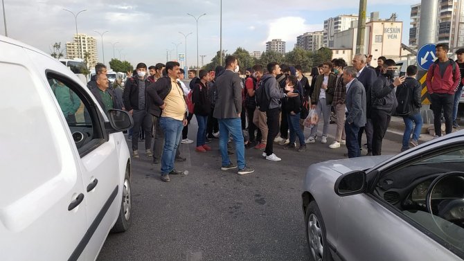 Kazalara tepki gösteren vatandaşlar otoyolu trafiğe kapattı