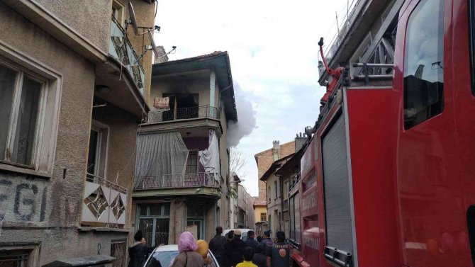 Konya'da 3 katlı binada korkutan yangın!