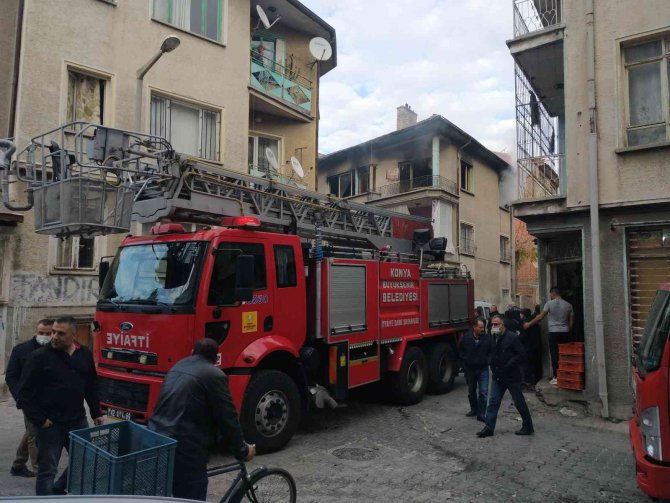 Konya'da 3 katlı binada korkutan yangın!