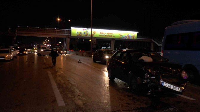 Maltepe’de makas atarak ilerleyen otomobil zincirleme kazaya neden oldu: 3 yaralı