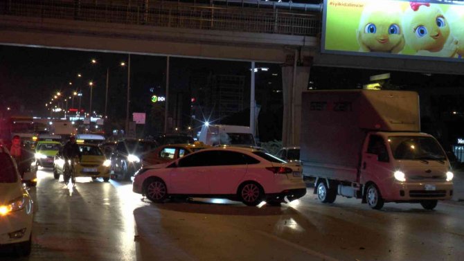 Maltepe’de makas atarak ilerleyen otomobil zincirleme kazaya neden oldu: 3 yaralı