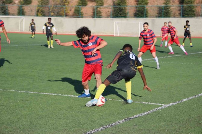 Tokat’ta, Afrikalı öğrencilerin futbol heyecanı