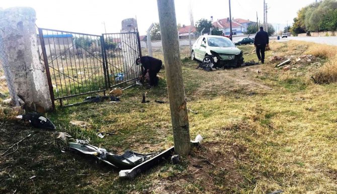 Konya’da otomobil telefon direğine çarptı: 1 yaralı