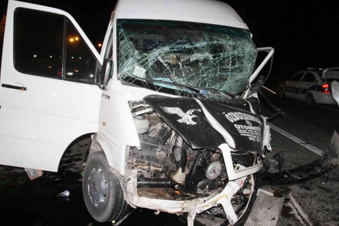 Yolcu minibüsü ile otomobil çarpıştı: 8 yaralı