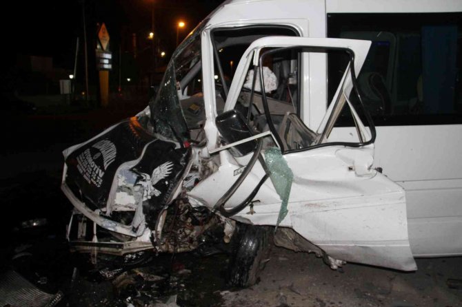 Yolcu minibüsü ile otomobil çarpıştı: 8 yaralı