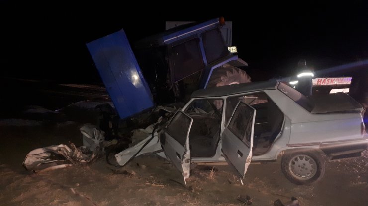 Aksaray'da otomobil ile traktör çarpıştı: 1 ölü, 1 yaralı