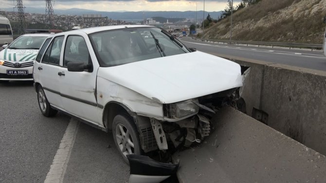 Beton bariyere çarpan otomobilin sürücüsü yaralandı