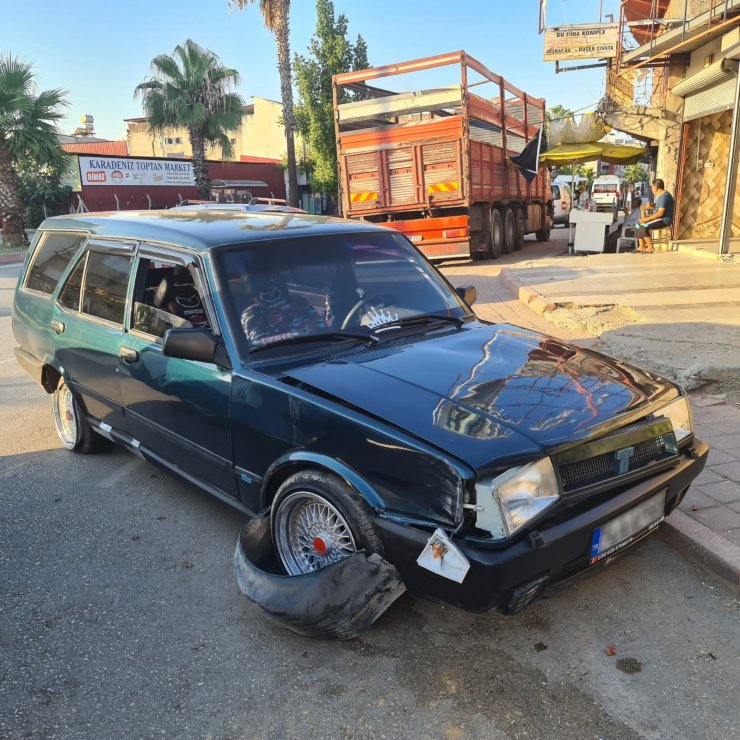 Çaldıkları otomobille kaza yapınca akü ile ses sistemini alıp kaçtılar