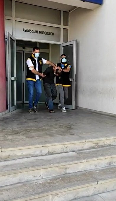 Çaldıkları otomobille kaza yapınca akü ile ses sistemini alıp kaçtılar