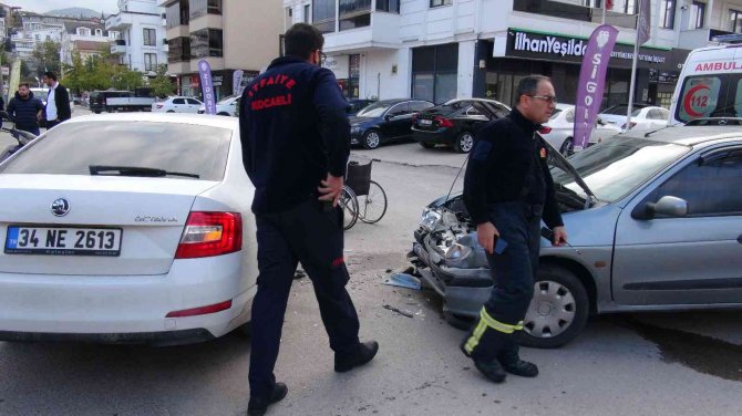 İki otomobil çarpıştı, araçta sıkışan felçli vatandaşı ekipler çıkardı