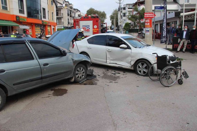 İki otomobil çarpıştı, araçta sıkışan felçli vatandaşı ekipler çıkardı