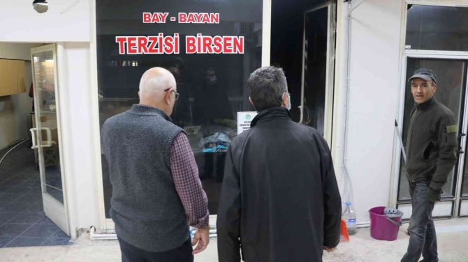 İş yeri yanan terzi gözyaşlarını tutamadı