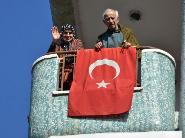Konya'da Cumhuriyet Bayramı kutlamalarına balkondan katıldılar