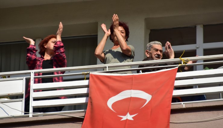Konya'da Cumhuriyet Bayramı kutlamalarına balkondan katıldılar