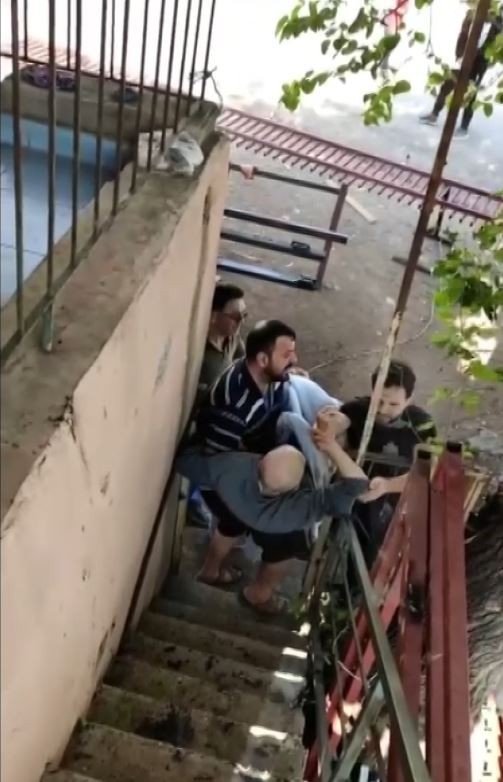 Müstakil evdeki yangın paniği böyle görüntülendi