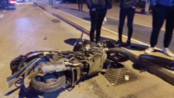 Otomobil ile motosiklet çarpıştı, ortalık savaş alanına döndü: 2 yaralı