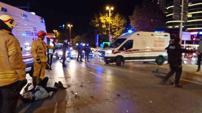 Otomobil ile motosiklet çarpıştı, ortalık savaş alanına döndü: 2 yaralı