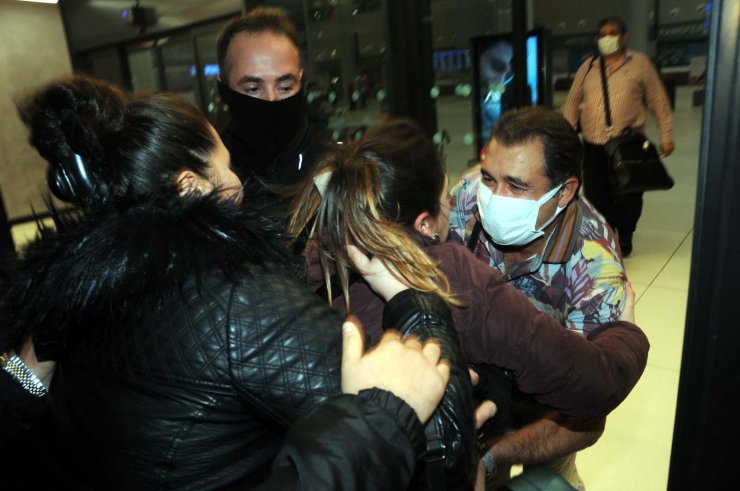 Tahliye olan müzisyenler İstanbul'da gözyaşlarıyla karşılandı