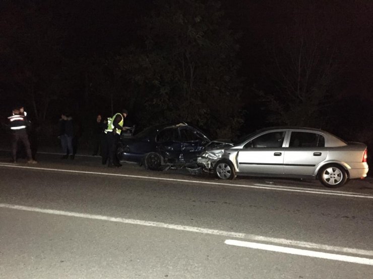 Üç aracın karıştığı kazada 2 kişi yaralandı