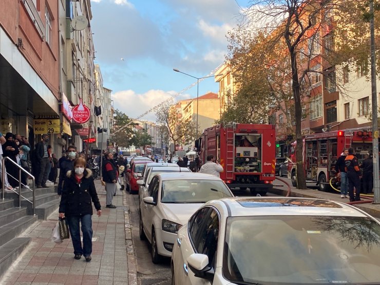 Üç katlı binanın çatısında yangın 
