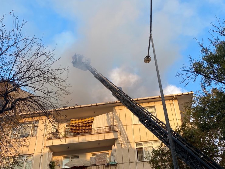 Üç katlı binanın çatısında yangın 