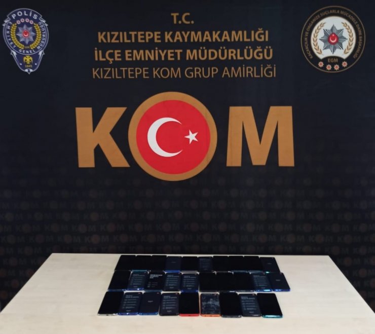 Kaçak cep telefonları ve boğa yılanı ele geçirildi